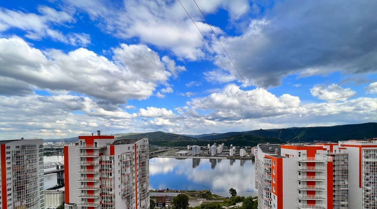 Продаётся большая светлая и тёплая квартира!) в Октябрьском районе Ориентир Студенческий городок.Рядом лес для прогулок! Вид на Енисей и город. Солнечная. Остановка не далеко. Парковка во дворе со шлагбаумом. Чистая продажа без обременений, возможна быстрая сделка.