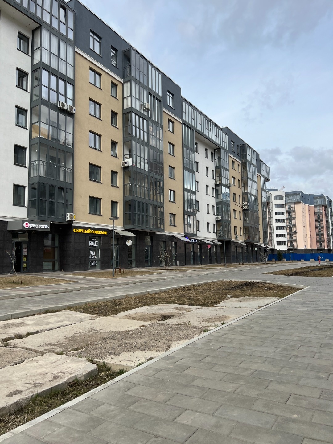 Свободная планировка, перегородок нет, можно установить исходя из собственных потребностей, окна выходят во двор. Подземный паркинг. Комфортная, современная среда для жизни и отдыха.