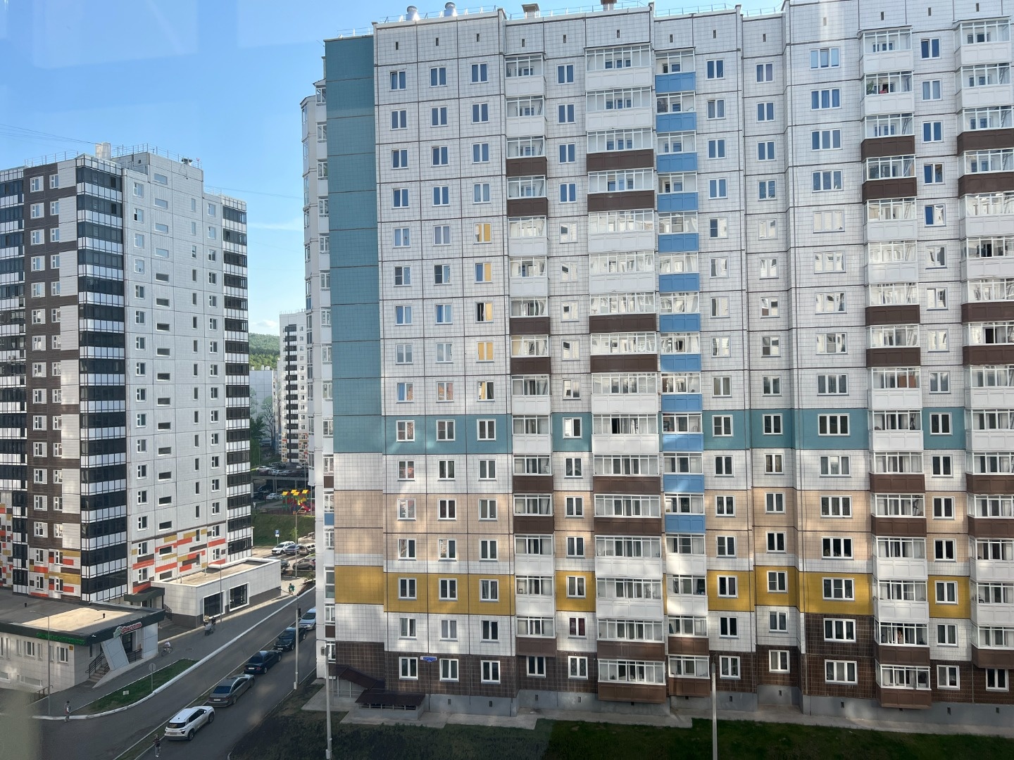 Полноценная квартира, две раздельные комнаты, изолированная кухня, сан узел раздельный. Новый дом, окна во двор. Хорошая чистовая отделка от застройщика. 
Готова к проживанию.