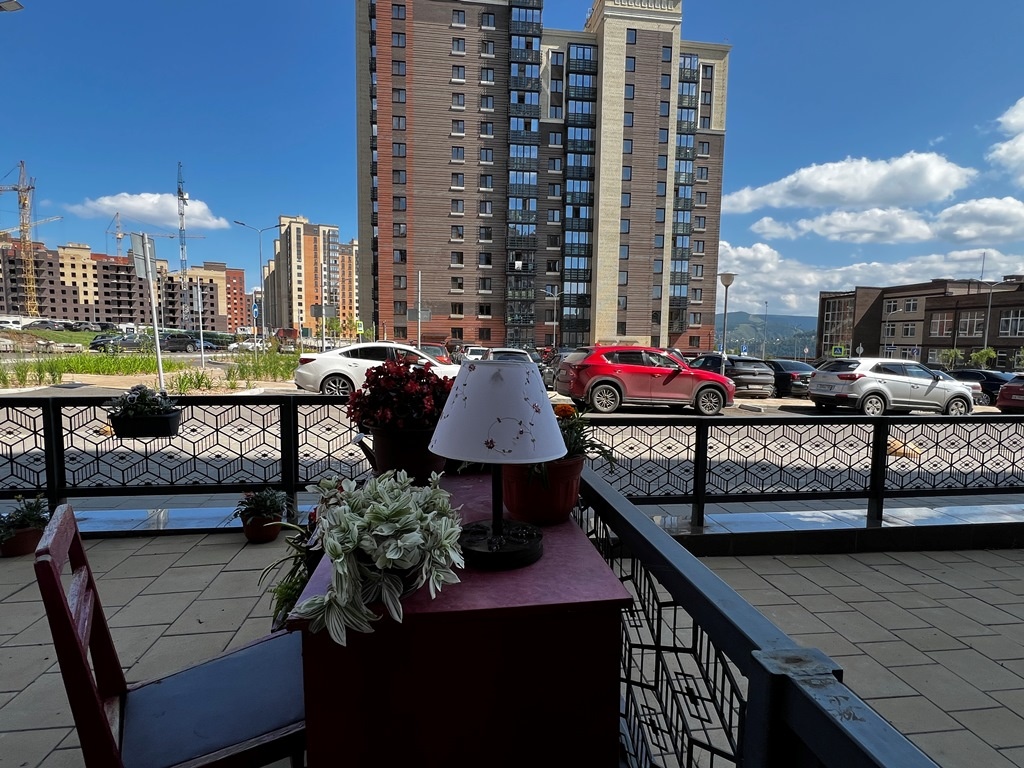 Новый Академгородок. Уникальная атмосфера современного микрорайона вписанного в густой природный ландшафт с потрясающими видами на реку и горы.

Квартира на две стороны, отделка белый куб.
Парадные подъезды, в доме есть подземный паркинг.

Чистая продажа, без обременений, взрослый собственник.