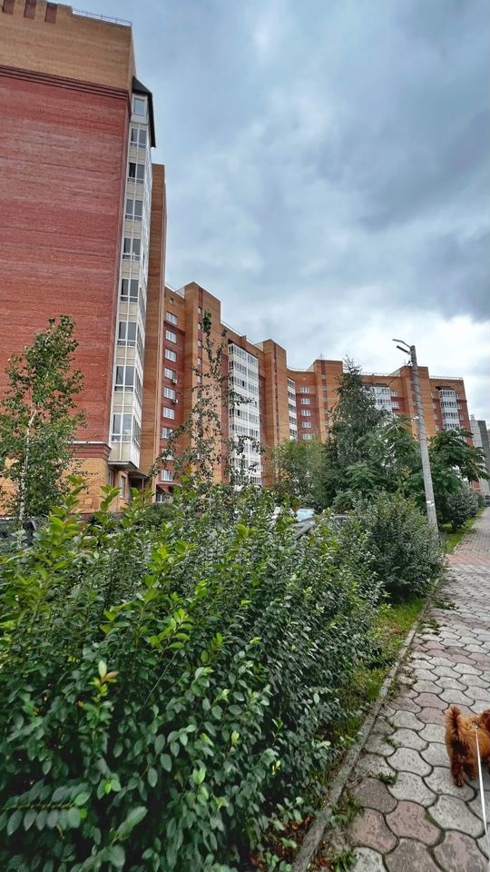  Продается квартира в Советском районе Ориентир Жилой Массив Взлетка Балкон большой застекленный  Двор  просторный  зеленые насаждения современная детская площадка. Рядом школа 154. Два детских садика различные торговые сети. Магазин Красный Яр, Фасоль. ТРЦ Планета ТК Лента ТК Командор аптеки банки 