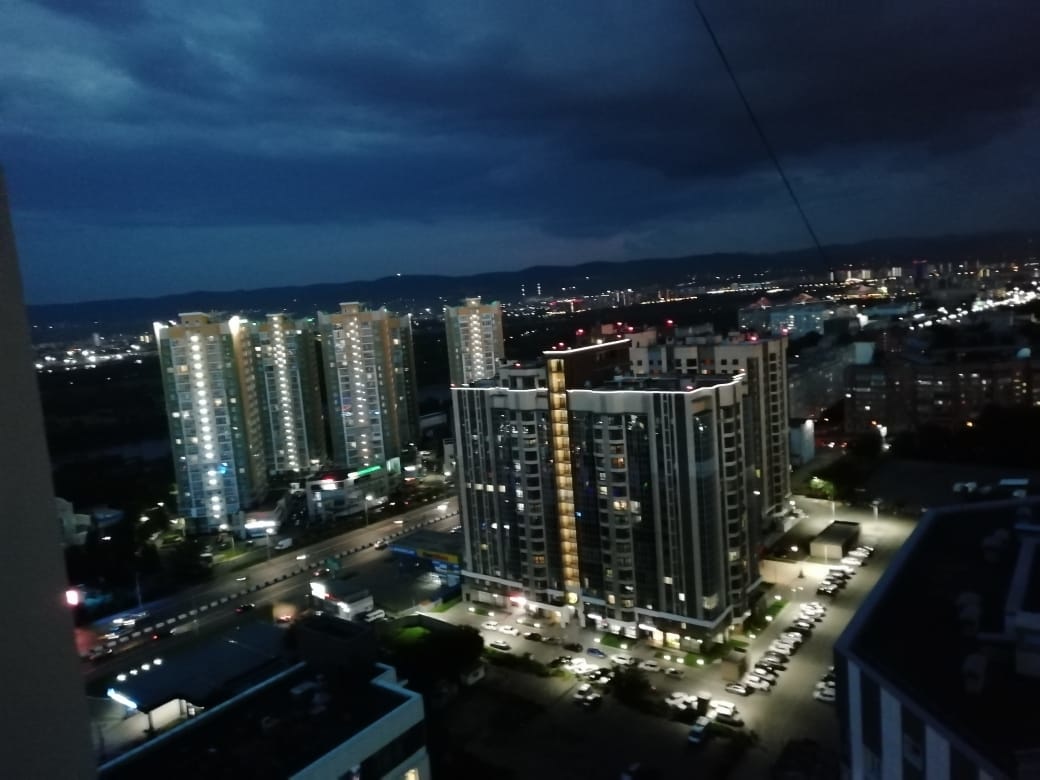 Квартира с красивым видом НА город в центре Взлетки. 
Большая прихожая с тёплыми полами, с гардеробной 3.5м2. Просторная кухня с балконом. Спальня с большим панорамным окном почти до пола.  Двор просторный зеленые насаждения современная детская площадка для детей всех возрастов Окружающая среда сфор