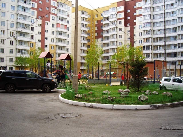 Удобное место для жизни. 
Востребованнное место, удобно для собственной жизни или для сдачи в найм.
Двор закрытый, ворота открываются только собственникам и находятся под постоянным видеонаблюдением. На площадке 6 квартир, контингент сложившийся давно. В квартире один взрослый собственник. Без обрем