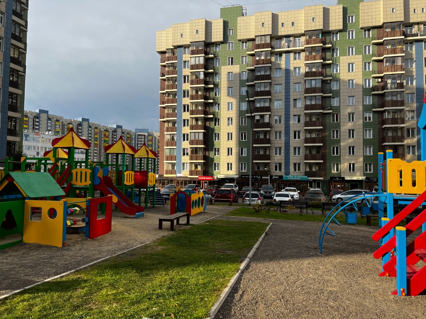 2-комнатная квартира в монолитно-кирпичном доме 2016 года постройки. Застекленная лоджия: на полу линолеум, на стенах обои, потолки выровнены и окрашены. Двор большой с ландшафтными задумками мельница, мостики, цыеты, кустарники. Закрыт на шлагбаум, открывается с телефона. 
Во дворе школа 155, 2 дет