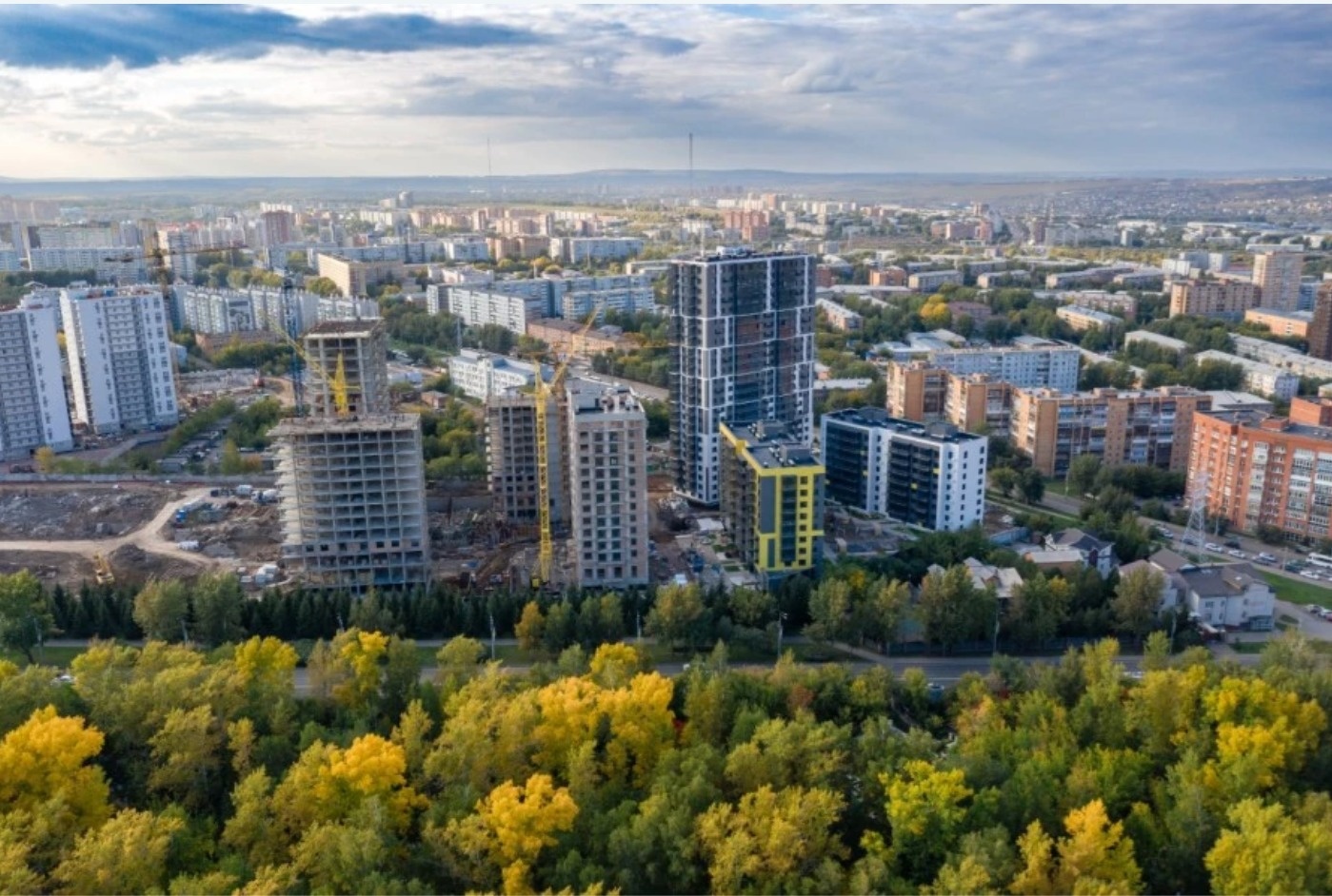 Univers (Универс), 1 квартал. 
Современный, красивый микрорайон, внутренний двор. Кирпичный дом.
• подземный паркинг с доступом через грузовой лифт в каждом доме.
• Первые этажи жилых домов отведены под коммерческие помещения - сервисы и магазины.
• Эко-парк «Гремячая грива», парки «Прищепка», «Троя