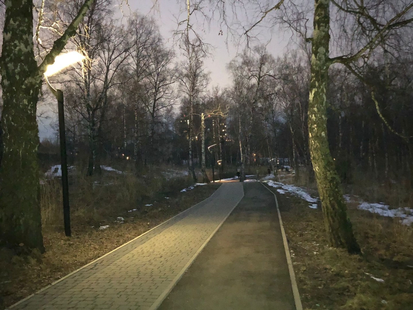 Квартира готова к продаже, полная цена в договоре, без обременений, один продавец.

Сделан косметический ремонт, сан узель кафель, окна пластиковые, кухня отдельная, газовая плита, кухнонный гарнитур - эконом.

Дом кирпичный, сан.узел совместный, квартира в середине дома. 

Удобное место как для себ