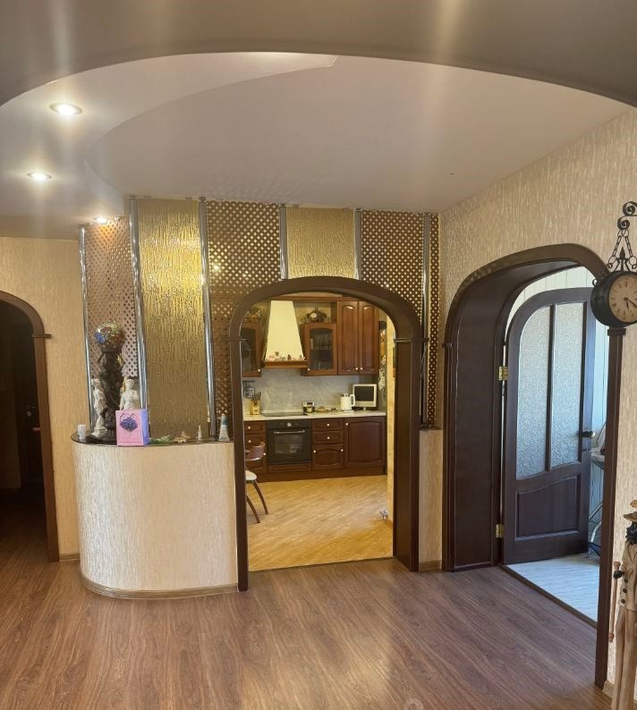 Кирпичный дом, 4-х комнатн. квартиру в тихом спальном районе - Стрелка в центре города, с местами для прогулок и благоустроенной набережной. Общая площадь 138 кв.м. Жилая - 80 кв.м. Комнаты 15, 15, 16, 25 и 8 кв.м. Кухня 15 кв.м. Санузел раздельный, 2 лоджии. Чистый подъезд, приятный двор и дом.