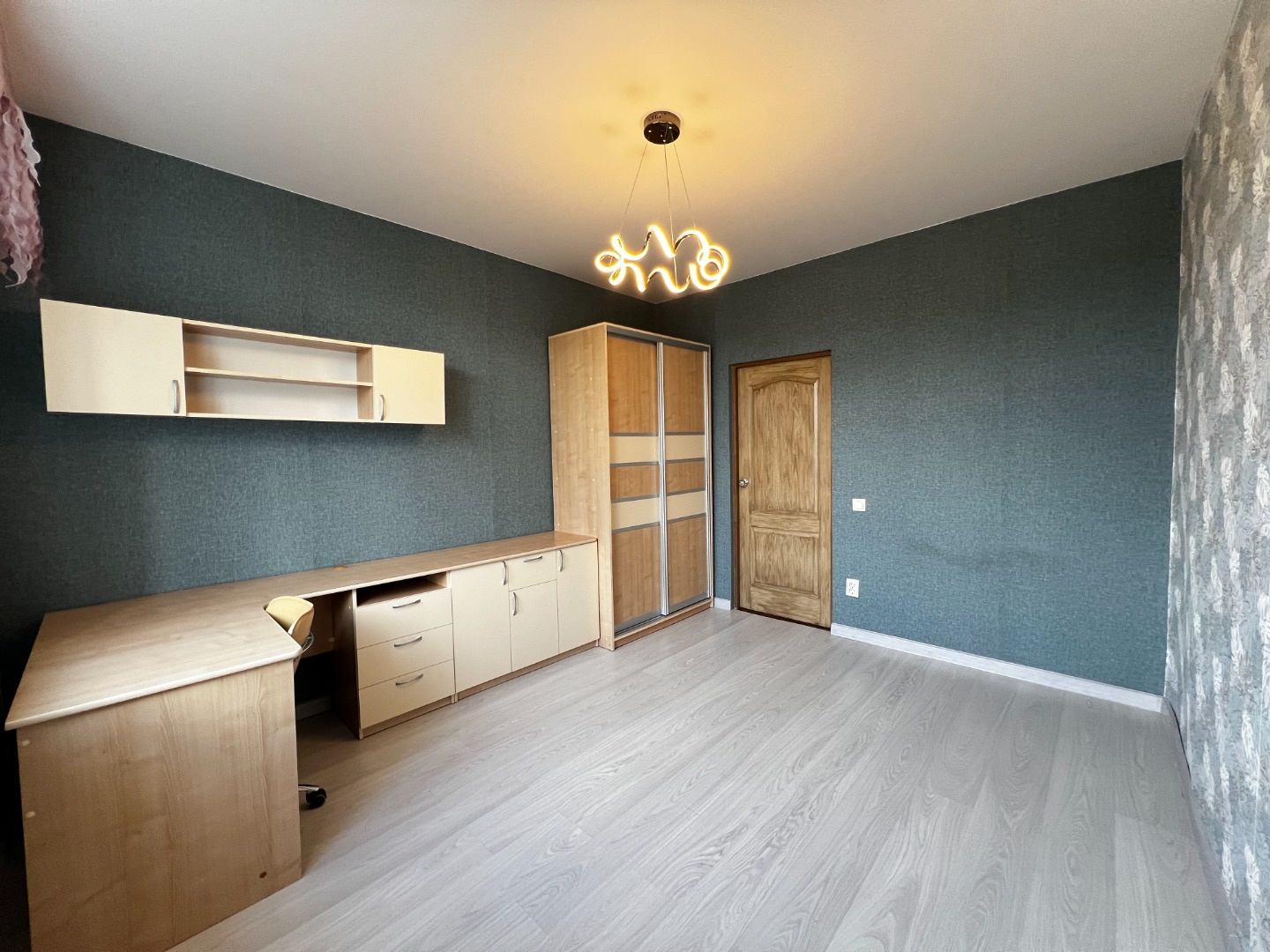 Двухкомнатная квартира на 3 этаже кирпичной сталинки в Ленинском районе. Общая площадь — 57 м². В квартире две изолированные комнаты, кухня и раздельный сан. узел. Высота потолков — 2.8 метра.

Планировка на две стороны: в большой комнате застеклённый балкон с видом на двор, на кухне и в другой комн