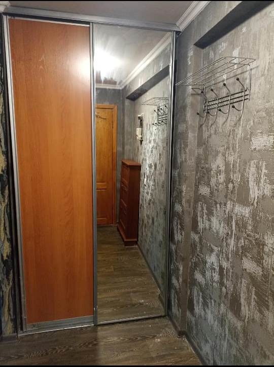 Полноценная квартира без перепланировок.
Окна во двор, сделан косметический ремонт, есть балкон. Дом газифицирован, находится под управлением УК КИРОВСКАЯ.
Юридически чистая квартира и готова к сделке, один собственник с 2011 года, без обременений, без детей.
Покажем по договоренности.