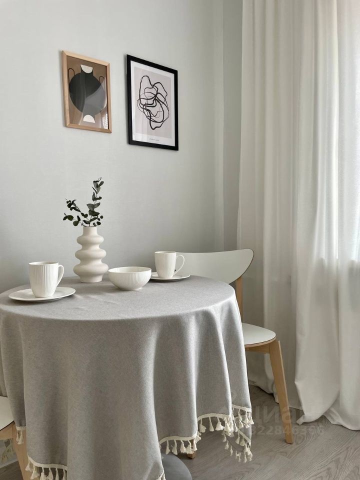 Продам 1-комнатную квартиру в самом центре города.Закрытый двор под шлагбаумомКвартира после капитального дизайнерского ремонта, с новой мебелью и бытовой техникой. Балкон застеклен.В комнате большая вместительная гардеробная.