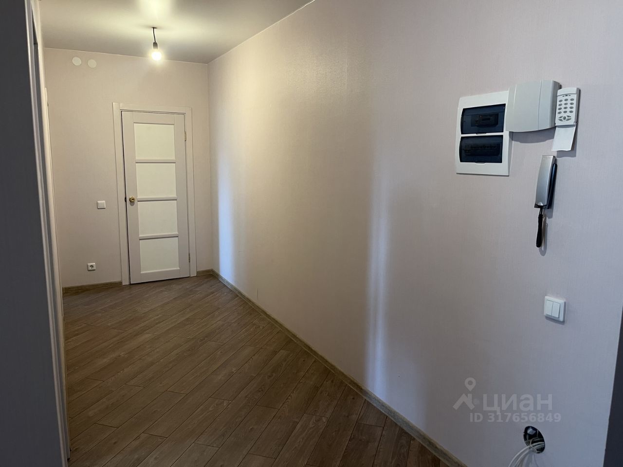 теплая, светлая, просторная квартира, с удобной планировкой. оборудованная гардеробная. окна выходят во двор двор просторный зеленые насаждения . Спортивные и игровые площадки. Рядом различные торговые сети ТРЦ  Планета  аптеки поликлиники детская взрослая парки школа детские садики