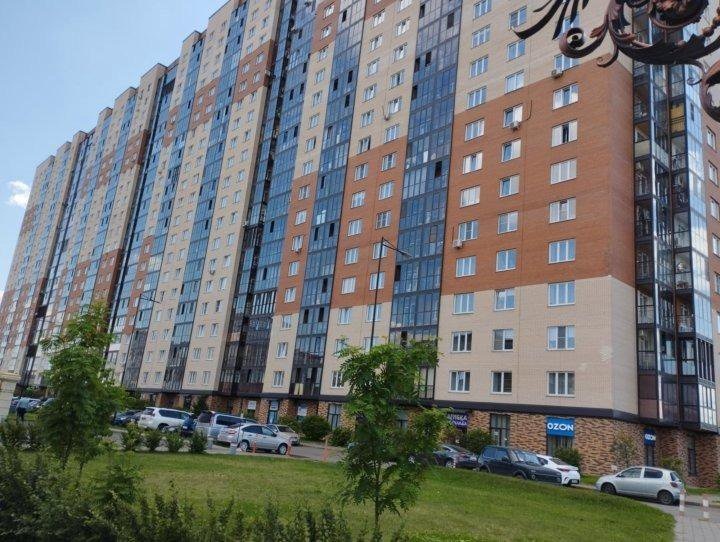 Продам однокомнатную квартиру (СТУДИЮ, КУХНЯ-ГОСТИНАЯ) В ЖИЛОМ КОМПЛЕКСЕ ПРЕМИУМ КЛАССА !!! . Общая площадь 38 м2, гардеробная, площадь кухни 10 м2, .
. Рядом  детские садики  92, 49, школа  155, остановки общественного транспорта различные торговые сети, ТРЦ Планета, Т  К Магнит,  аптеки банк. Закр