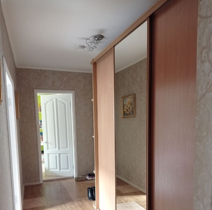 Прекрасный Академгородок, красивая природа, жизнь среди красота. Квартира в хорошем состоянии, окна выходят на восток. Рядом находятся новая детская площадка, поликлиники (для взрослых, филиал для детей), автобусная остановка, аптеки, детский сад, гимназия 13, WB, Озон и др. Набережная Красивый бер