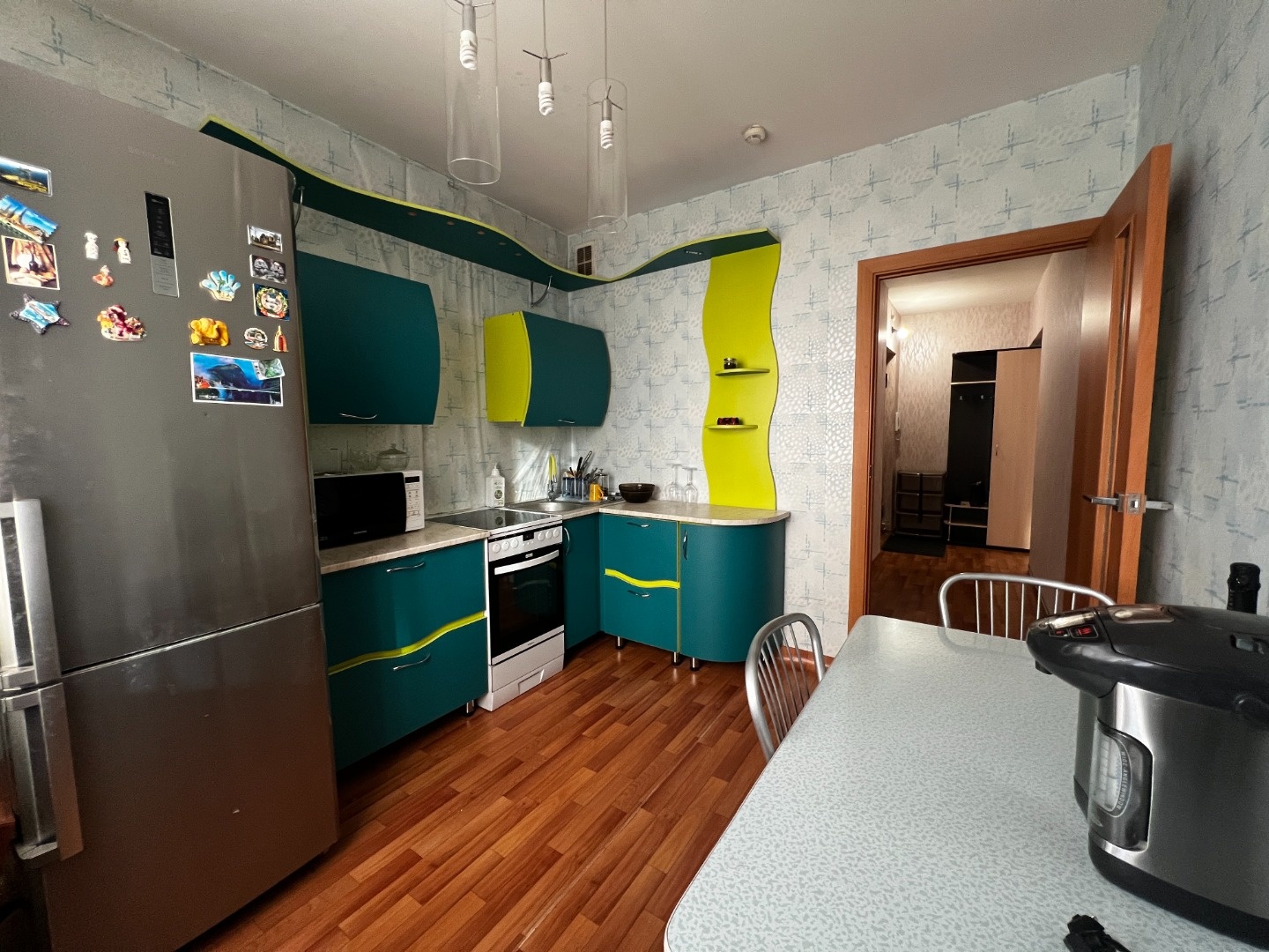 Готовая к сделке квартира, приглашаем на осмотр.

Преимущества квартиры:

— удобная и редкая планировка на две стороны с двумя балконами

— изолированные комнаты (17 и 12 кв.м.), отдельная кухня (9 кв.м.), ванна и туалет разделены

— остается мебель и техника (кухня, эл.плита, холодильник, стиральна