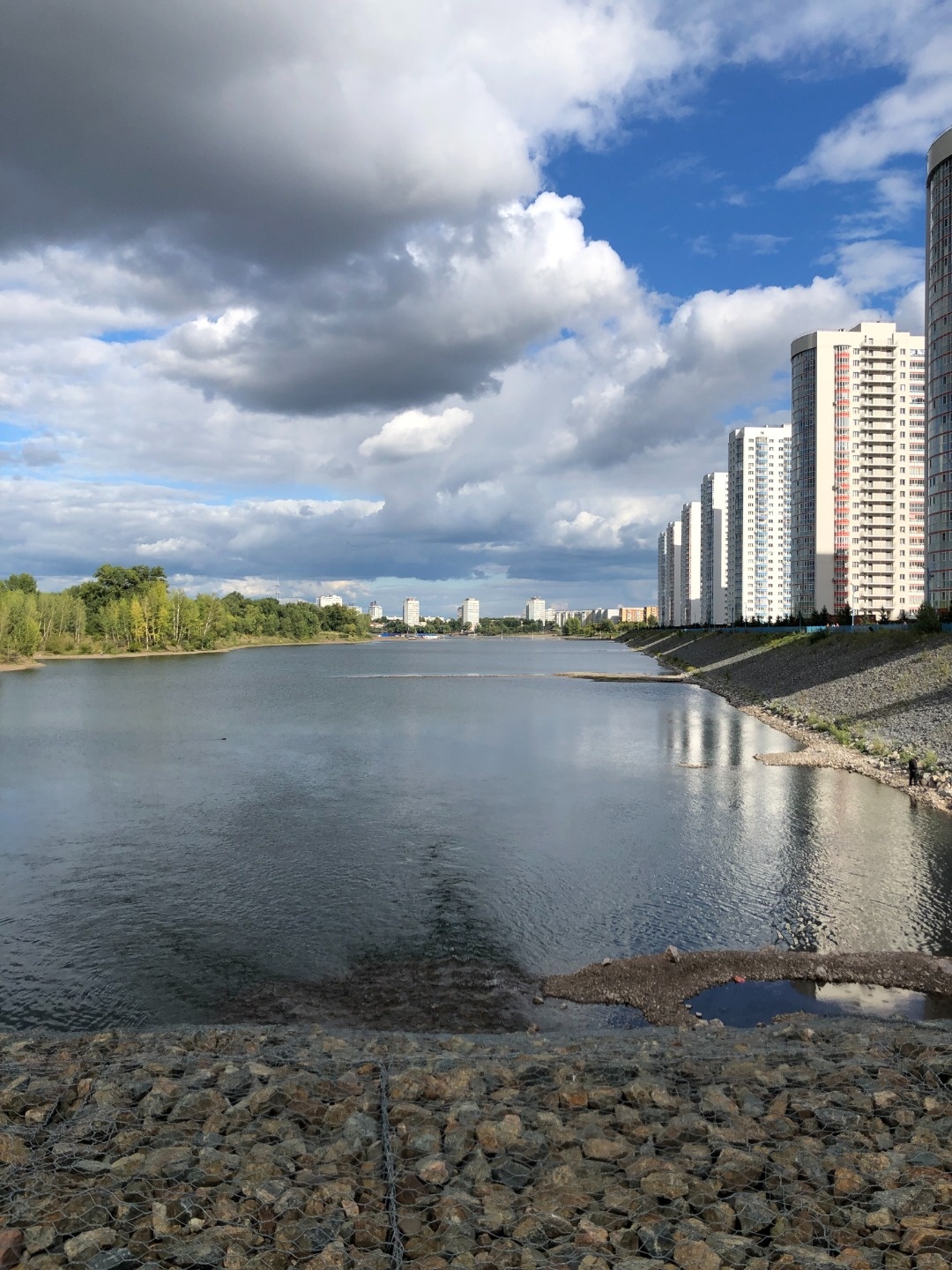 Жизнь рядом с набережной, удобно для прогулок и занятий спортом.
Квартира правильной планировки с изолированными пространствами,  с хорошим космическим ремонтом. Санузел совмещен, большой балкон с зоной отдыха. Комната 17 кв.м., кухня 10 кв.м.
