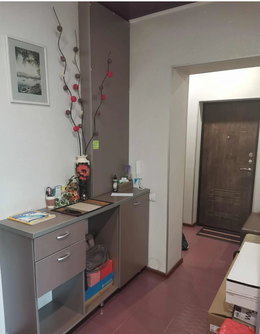 Хорошая планировка в кирпичном доме, крупный формат, кухня 12 с выходом на лоджию, потолки 2.75м. Большая гостиная 26.5 м², спальня 18 кв.м.
Сделан косметический ремонт.  Оставляется мебель и быт. техника.
Полная цена в договоре. Приглашаем на встречу. Жизнь в кирпичном доме - комфорт, гармония и  з