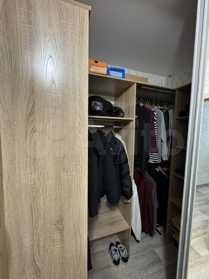 !Продaм 1комн.квартиру на 16м этaже  в Свердловском районе  Ориентир Белые Росы Пашенный  улица проходит вдоль берега реки Енисей напротив Остров Отдыха, Рядом различные торговые сети , кафe,   аптеки банки. . До центра города - 10 минут  сделан свежий ремонт,.Квартира полностью мебелирована,  небол