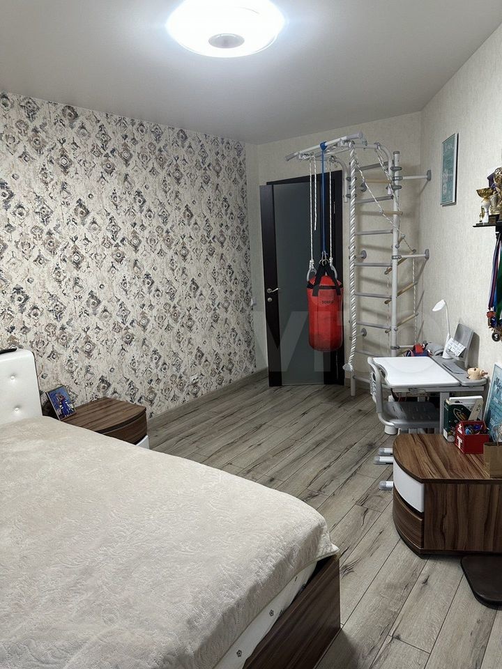 ..Продам уютную двухкомнатную квартиру в Свердловском районе   ориентир Жилой Комплекс Белые Росы вдали от шумных магестралей, сделан качественный ремонт, натяжные потолки во всех комнатах, установлены биметаллические радиаторы, на полу ламинат, лоджия утепленная  теплые полы, Мебель оставляем рядом