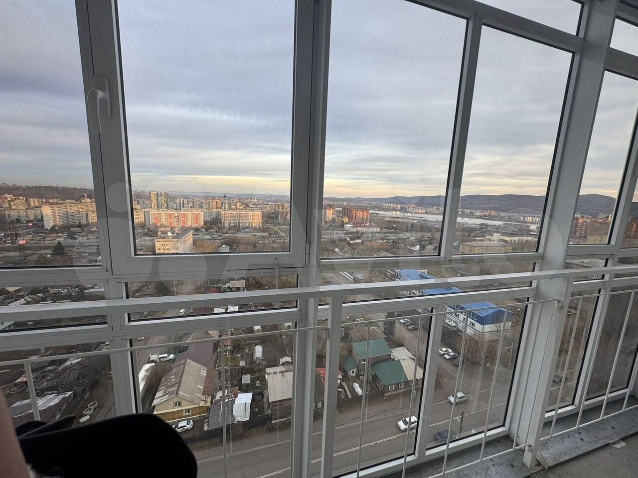 Продается уютная двухкомнатная квартира площадью 46.8 кв. м в современном кирпичном доме, построенном в 2017 году. Квартира расположена на 9 этаже 24 - этажного здания. Высота потолков составляет 2.75 метра,  Просторная кухня в 10 кв. м  балкон
Квартира с евро ремонтом, . : современная мебель, встро