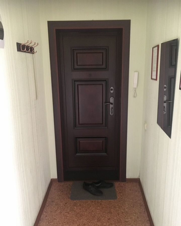 
 Квартира находится в самом центре города, вся необходимая инфраструктура рядом (магазины,больница, остановка, кафе)
 Двор с закрытой территорией, 