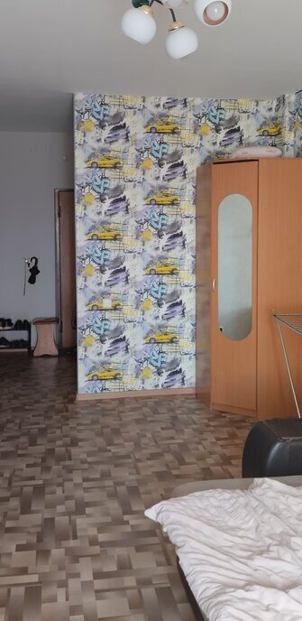 В квартире никто не прописан, один собственник. Продается с мебелью. Инфраструктура развита.