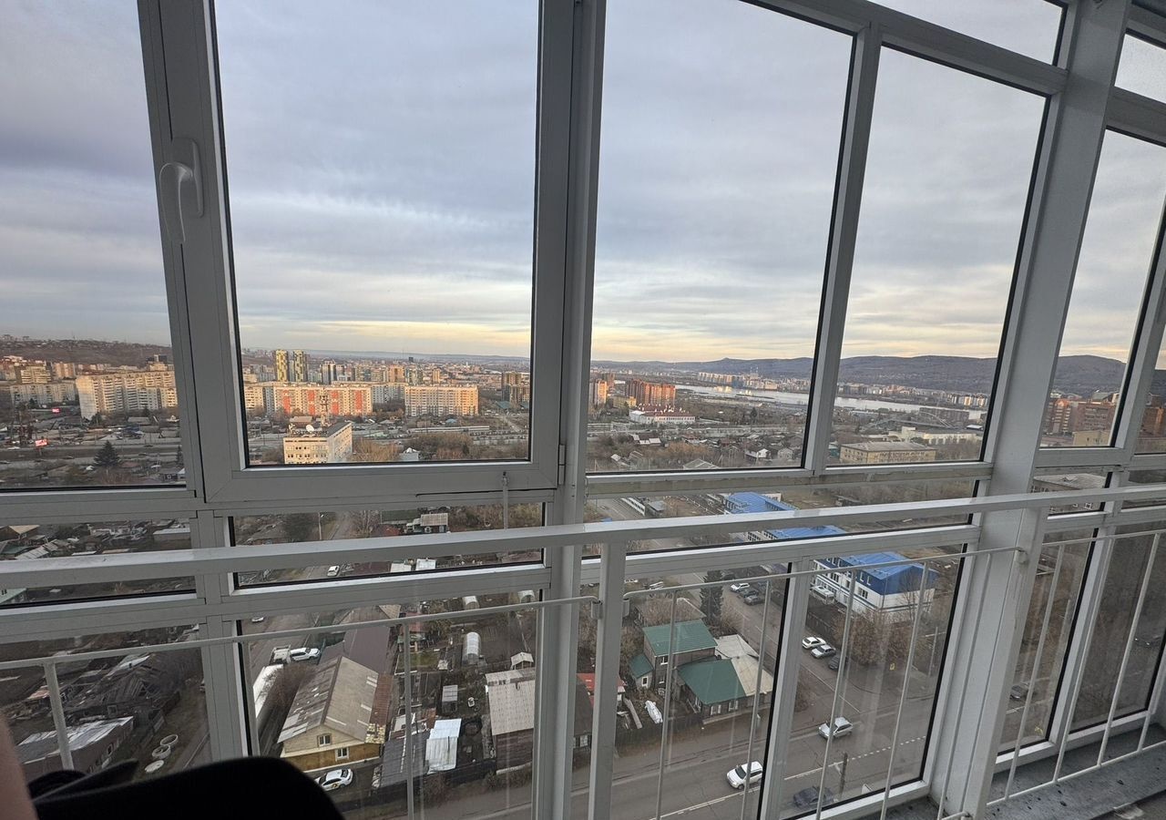 Квартира подготовлена к ремонту. 
Натяжной потолок. Пол ламинат (лежит около года). 
Санузел совмещенный.
Самый верхний этаж. Вид на город.
Теплая. Удобная транспортная доступность в любой район города. 
Собственник один, взрослый человек. Обременений нет. Вся сумма в договоре.