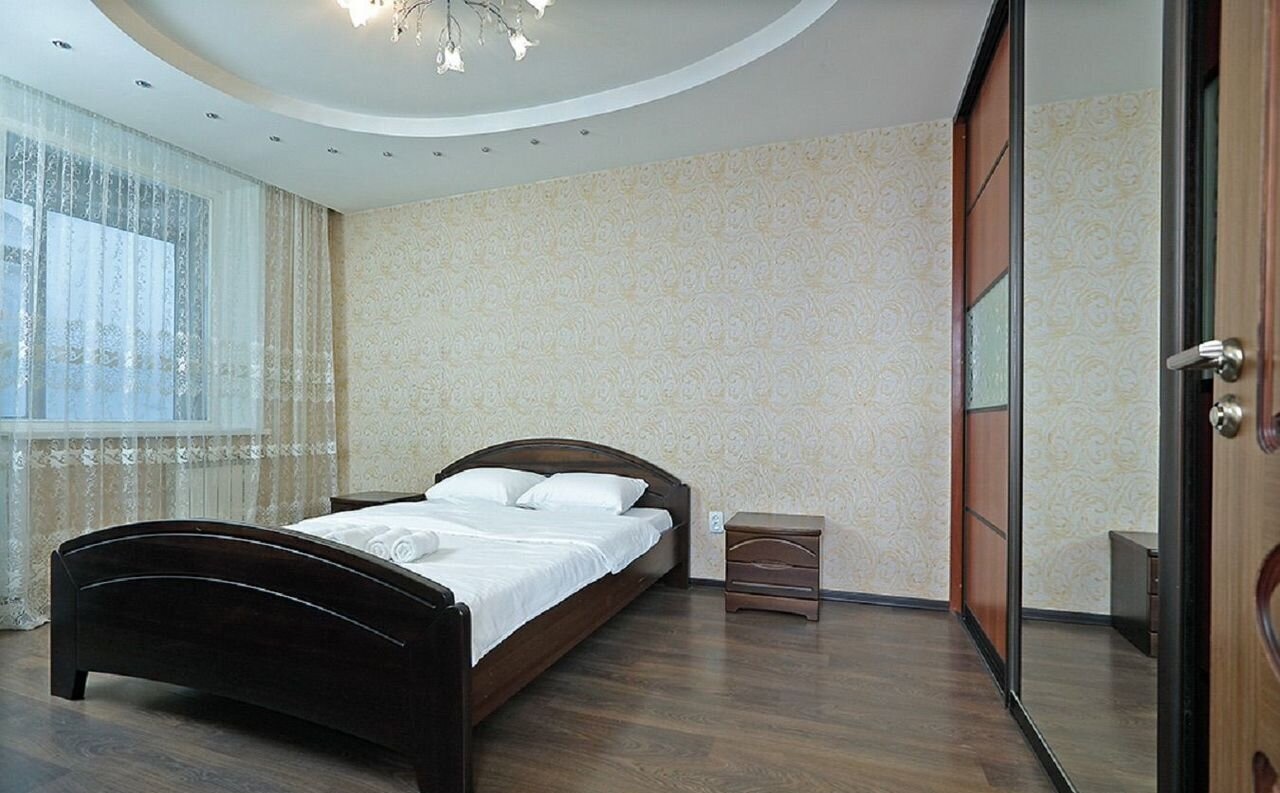 Продаю 2-х комнатную квартиру.  в Советском районе  ориентир Жилой Комплекс Взлетка  косметический ремонт.. Вся мебель и техника остаются.  Рядом различные торговые сети  ТРЦ Планета ТК Лента ТК  Командор, 2 школы, детские садики аптеки банки  кафе рестораны все для занятий спортом парки Транспортно