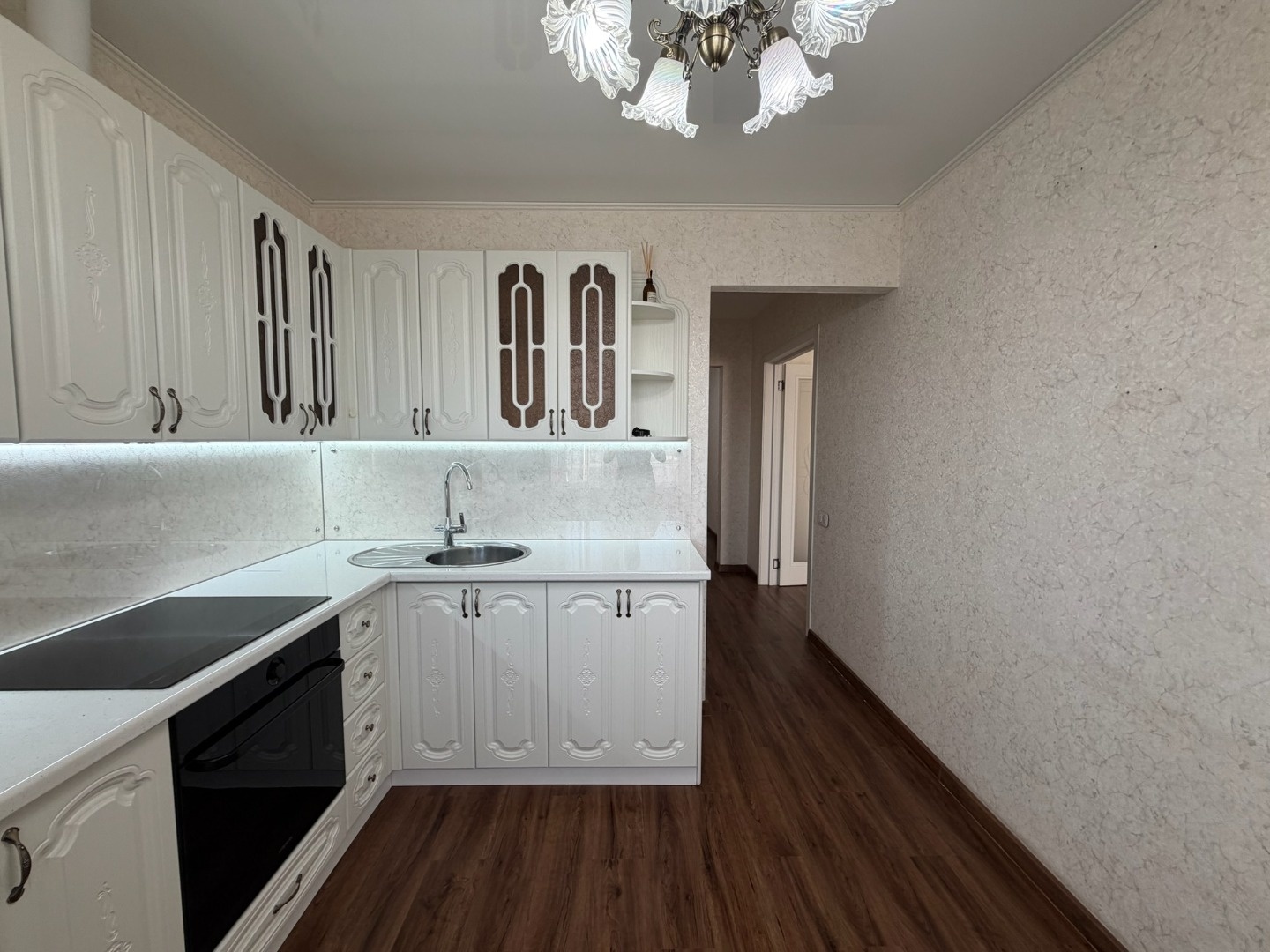 Крупногабаритная квартира. Готова к сделке, один собственник, перепланирвок нет, полная цена в договоре. Сделан отличный ремонт.