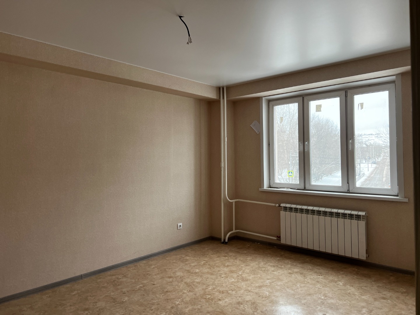 Чистовая отделка от строителей, балкон застеклен, комнаты изолированные. Чистая продажа, полная цена в договоре, обременений нет. Три собственника.