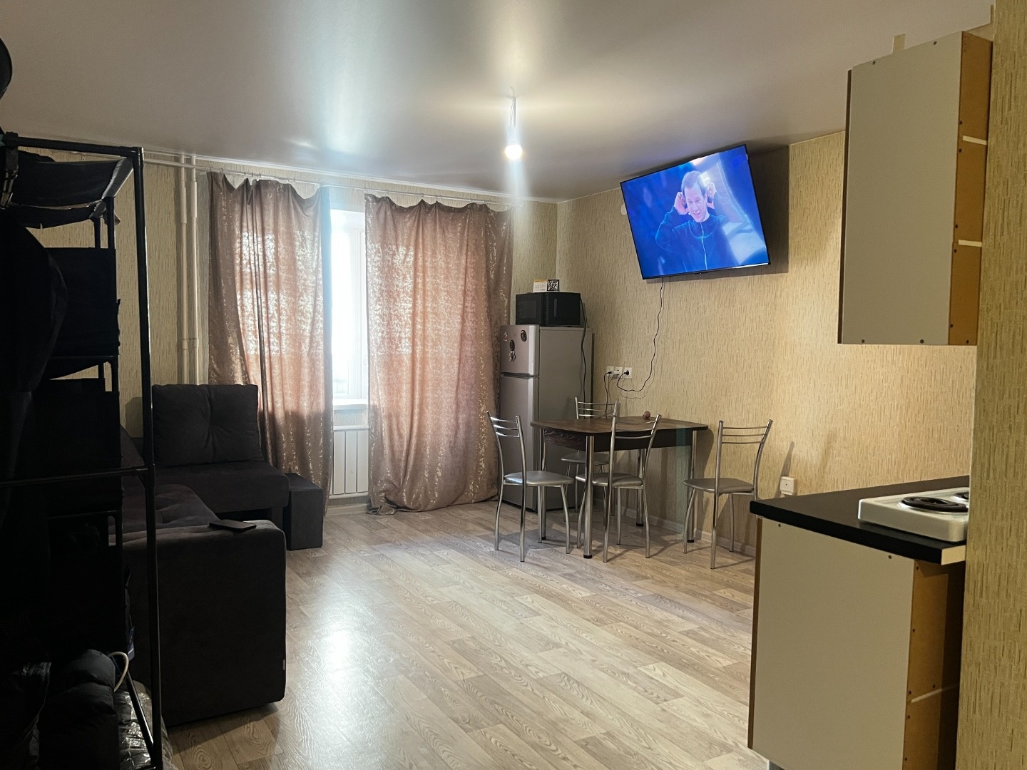 2 Евро квартира, кухня-гостиная 19 кв.м., изолированная спальня 15 кв.м., сан узел - совместный. Планировка удобная, можно организовать гардеробную комнтату при входе (в нише), выделить рабочее место.

Дом кирпичный, средний этаж, семейные соседи, есть балкон. Состояние жилое, можно жить или сделать