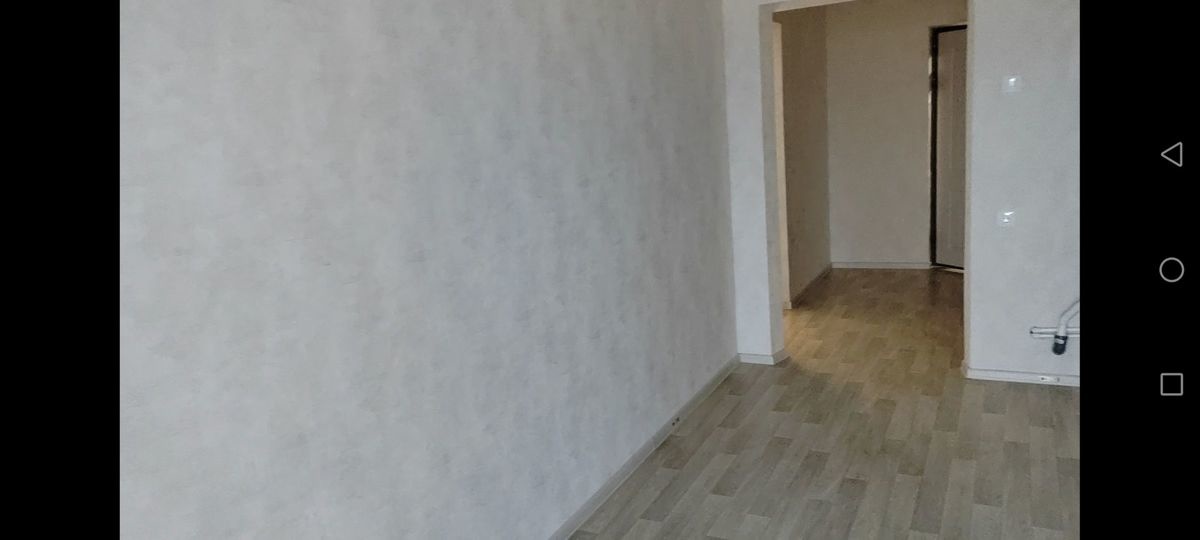 
Продаётся уютная однокомнатная квартира площадью 50.2 квадратных метров на девятом этаже нового семнадцатиэтажного панельного дома, расположенного по адресу: город Красноярск, Вербная улица, дом 3. Год постройки дома - 2024, 
Просторная кухня размером 16.6 квадратных метров  свежий косметический ре