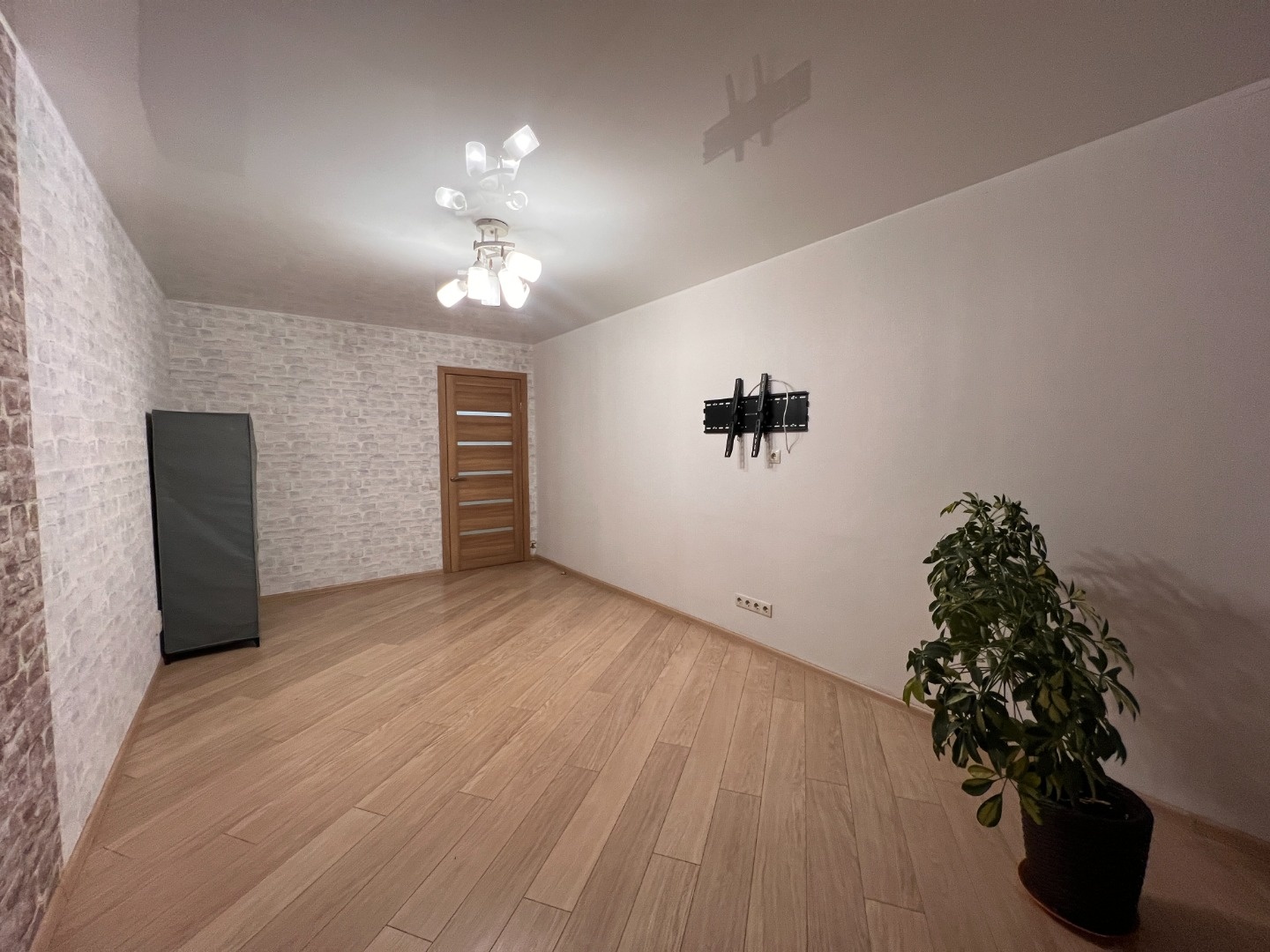 Внесен задаток до 31 марта. Исторический центр города.

Кирпичный дом. Электрифицирован.
Комнаты изолированные, кухня отдельная.
Во дворе школа 27 и два дет.сада. 

Удобная планировка, окна на две стороны (кухня и комната с балконом смотрят во двор).
Квартира видовая - окна комнаты 2 обозревают Собо