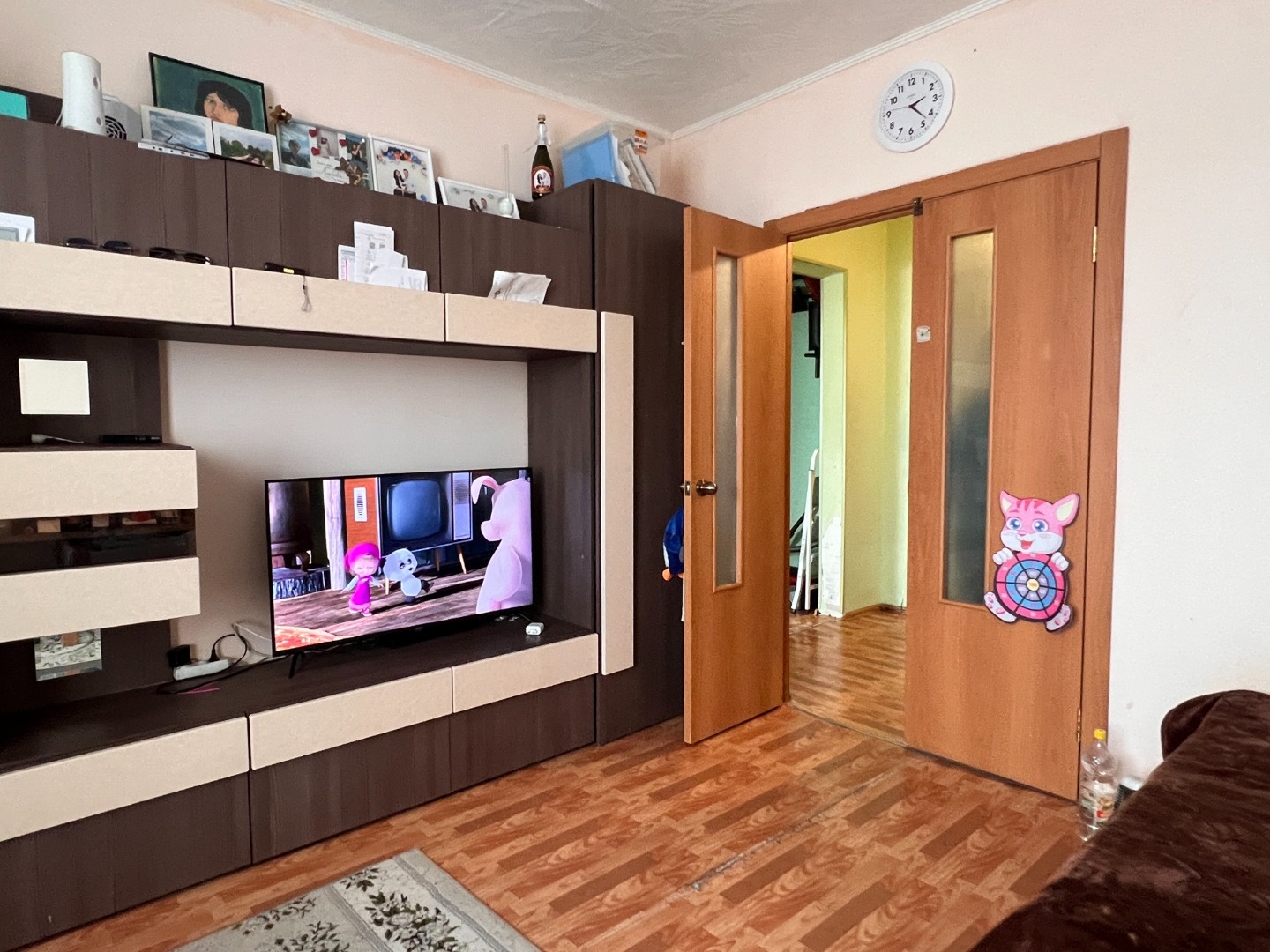 Задаток до 6 марта (включительно).
Новая планировка, комнаты изолированные, кухня 9 кв.м., зал квадратный 17 кв.м., спальня 12.4 кв. Ванна и туалет разделены. Длинный балкон с выходом из зала. Окна выходят в сторону парка. 

Дом 2009 года постройки. Красивый фасад, большой лифт - можно перевозить ве