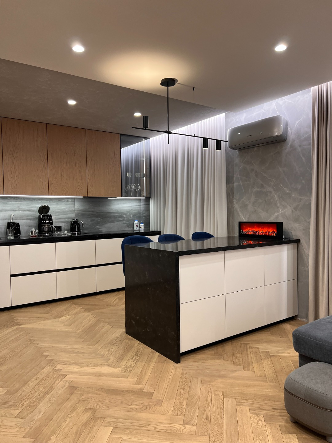 Уникальная, семейная квартира с современным дизайнерским ремонтом от студии 2m-dеsign.
Стоимость ремонта = Стоимость квартиры.
Концепция ремонта - это экологичность, комфорт, продуманность.

Натуральный паркет соswiс дуб в стиле английская елка.
Мебельные фасады и стеновые панели из натурального шпо