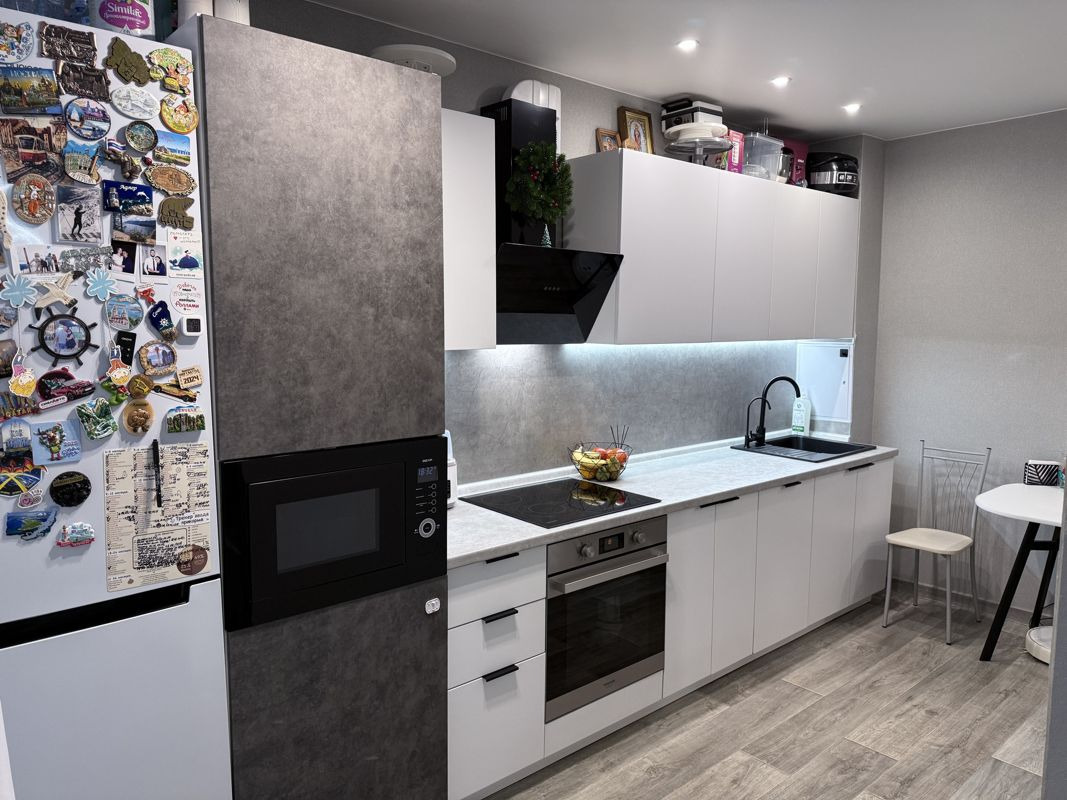 Продаётся уютная однокомнатная квартира площадью 29.8 квадратных метров, расположенная на четвёртом этаже десятиэтажного кирпичного дома 2001 года постройки. Адрес: город Красноярск, микрорайон Северный, улица Мате Залки, дом 2а.
Светлая и просторная комната  Рядом школа детский садик  поликлиника р