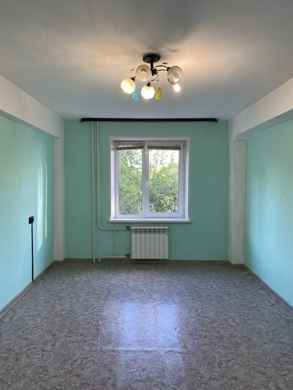 
Продаётся уютная двухкомнатная квартира общей площадью 46.9 квадратных метров, расположенная на втором этаже пятиэтажного панельного дома 1982 года постройки в Октябрьском районе Ориентир Студенческий Городок Тихий Уютный Уголок  Двор просторный зеленые насаждения современная детская площадка
Комна