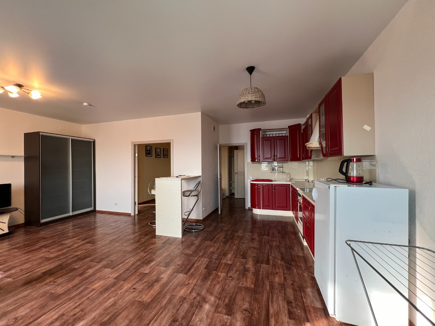 ЖК Южный берег – эталон для комфортной жизни

О квартире:

Крупногабаритная просторная 71,2 кв.м, с потолками 2.73м.
Панорамное остекление балкона.
Окна на две стороны. С видом на р.Енисей, Коммунальный мост, левый берег и на Южный берег.
Светлая юго-западная сторона.
Качественная постройка, хорошая