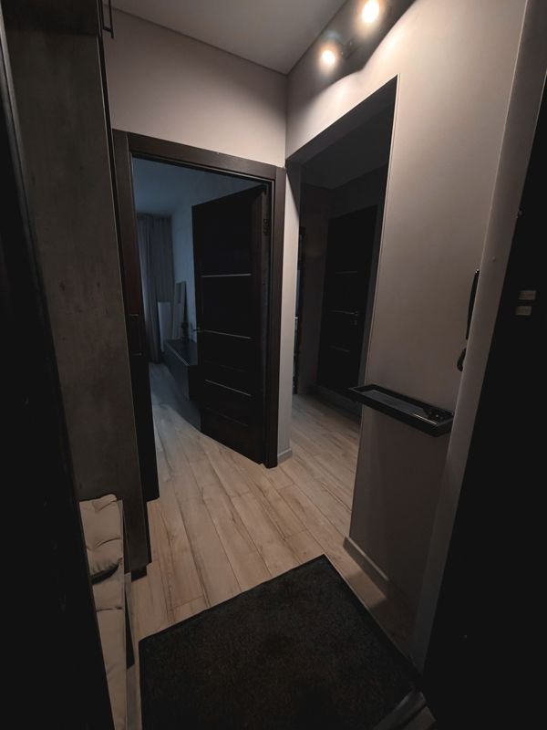 Продаётся уютная однокомнатная квартира площадью 31.8 квадратных метров на восьмом этаже десятиэтажного панельного дома, расположенного по адресу город Красноярск, микрорайон Покровский, улица Линейная, дом 76. Строение выполнено в 2010 году и отличается современной архитектурой и комфортными услови