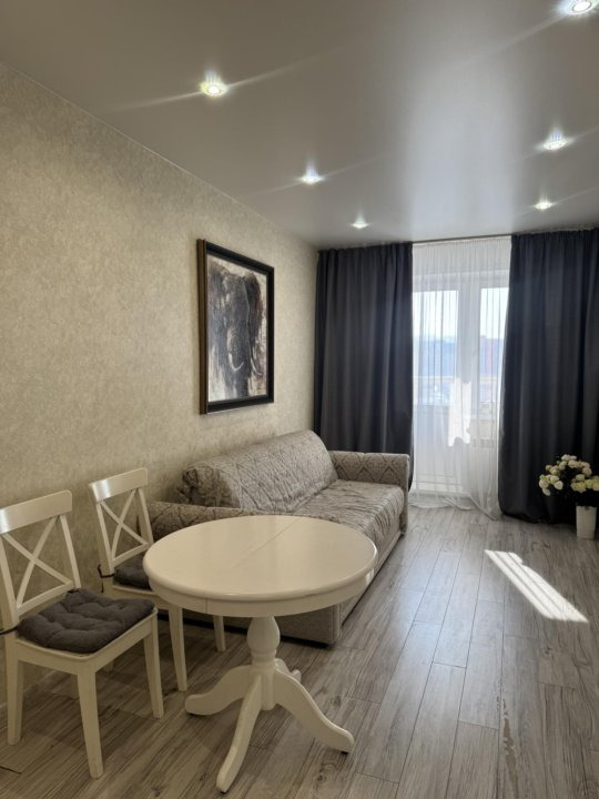 Квартира с ремонтом и полностью мебелированная. Идеальный вариант для сдачи.Рядом с лесом, идеальная развязка, до центра 10 минут. Рядом СФУ, магазины , школа .