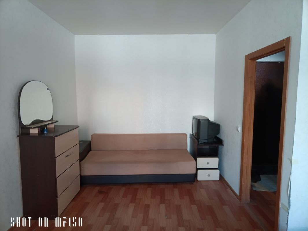 Квартиру  продаем в Центральном районе Ориентир Жилой Массив Покровский рядом школа детские сады супермаркет торговые центры находятся практически в центре города до исторического центра 10 минут на маршрутке. Закрытый двор большая удобная автопарковка въезд со шлагбаумом