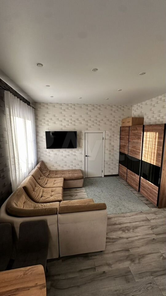 Продается уютная двухкомнатная квартира с современным евро ремонтом на седьмом этаже монолитно-кирпичного дома. Комнаты изолированные, что обеспечивает комфорт и приватность. Высокие потолки 3 метра создают ощущение простора. Из окон открывается вид во двор, где расположена закрытая территория с воз