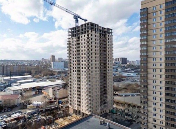 Описание
Продам 2-комнатную квартиру в ЖК «Уютный дом» на Дудинской от собственника! Дом готовится к сдаче!
Этаж: 9-й (высокий, светлый).
Общая площадь: 40,80 м².
Планировка:
Комната 1: 17,15 м² (кухня-ниша + комната).
Комната 2: 10,00 м².
Прихожая: 5,75 м².
Санузел: 3,95 м².
Кладовка: 2,20 м².
Лодж