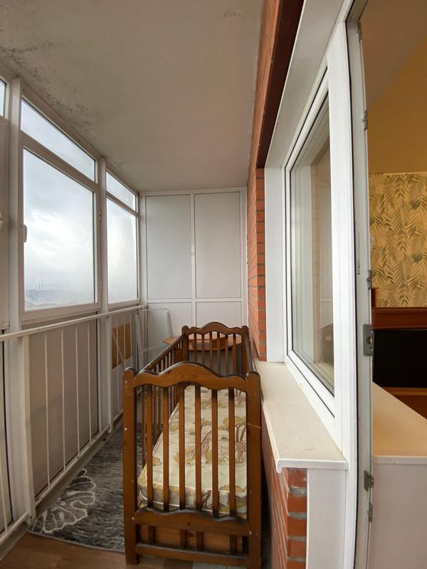 Продаётся уютная однокомнатная квартира на 17 этаже кирпичного дома, построенного в 2013 году. в Центральном районе  ориентир Жилой массив Покровский Просторная комната с выходом на застеклённую лоджию,  Высота потолков составляет 2.75 метра, . Из окон открывается вид на солнечную сторону,  двор про