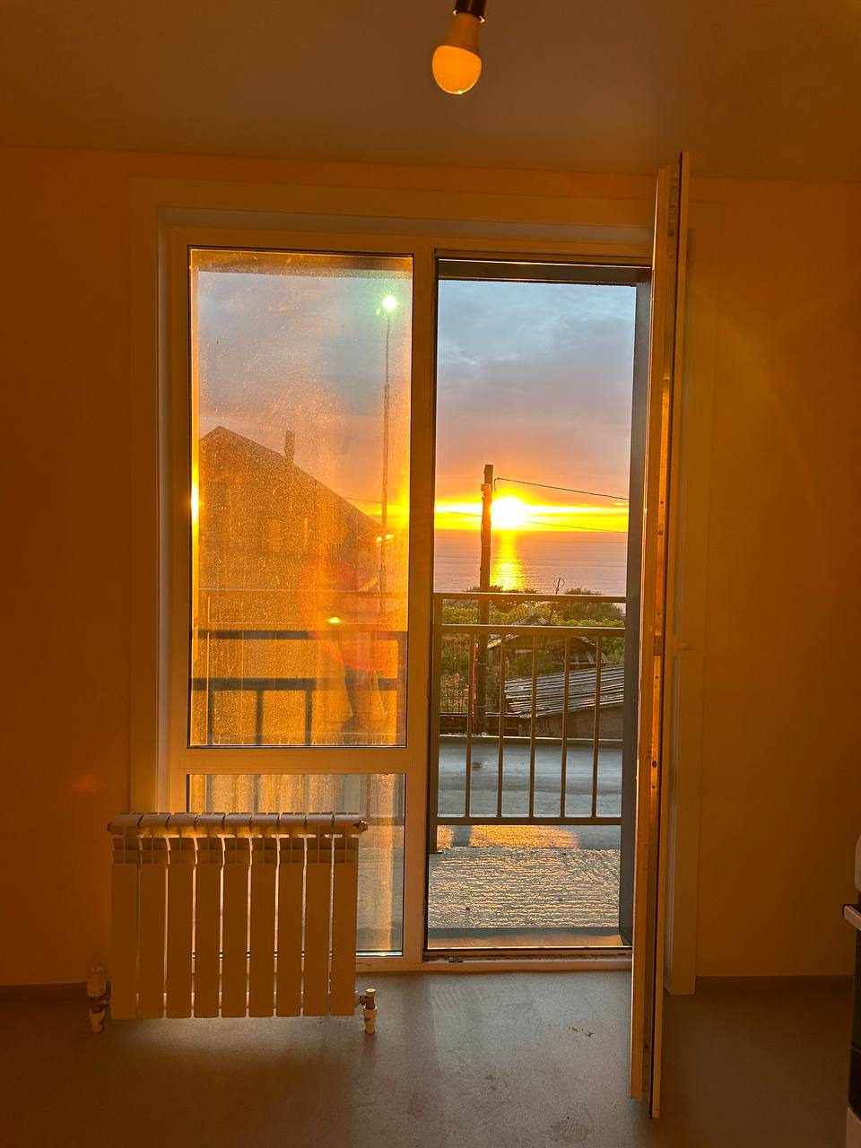 Новый дом 2024 года постройки. Окна выходят в сторону моря, что обеспечивает красивый вид из окон.
Чистовая отделка от строителей. Комната и кухня изолированные.

Квартира готова к продаже, без условий, без обременений, один взрослый собственник. 
Покажем по предварительной договренности. 

Без опла