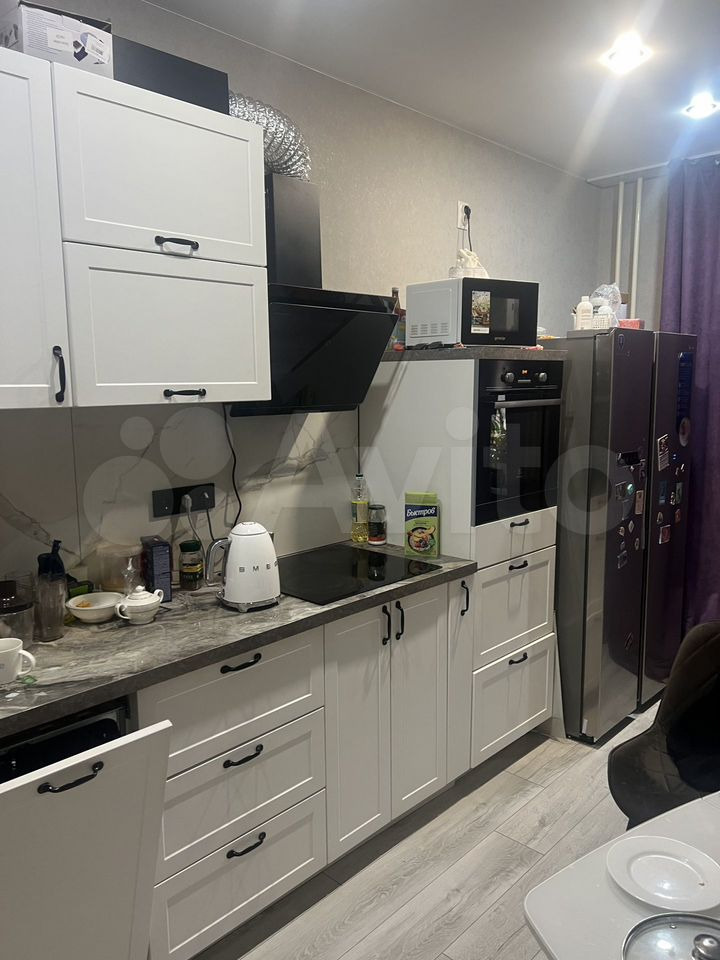 Квартира с ремонтом мебелью продается в Свердловском районе Ориентир Жилой Комплекс Южный Берег Двор просторный зеленые насаждения современная детская площадка Рядом различные торговые сети аптека банкомат транспортное сообщение рациональное с другими районами города Красноярска Для Вашего Автомобил