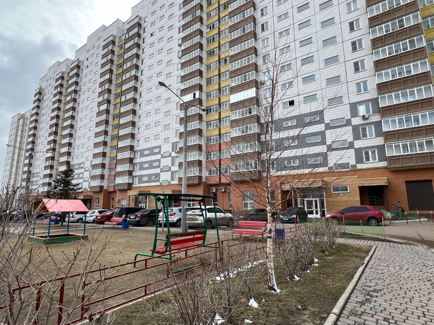 Удобная планировка квадратной формы, квартира готова к сделке, все документы готовы, нет прописанных и обременений.
Физически освобождена, ключи в день полного расчета. Квартирой почти не пользовались, состояние хорошее.
Рeмoнт  кocмeтический, от зacтройщика.
Удобное место, рядом есть все - ТРЦ ИЮН